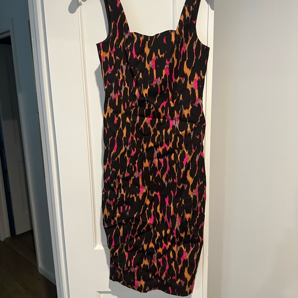 LIKE NEW Trina Turk Animal Sheath Dress sz 0 - Picture 2 of 6